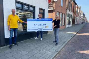 Cheque voor Voedselbank Heerenveen