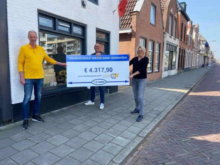 Cheque voor Voedselbank Heerenveen