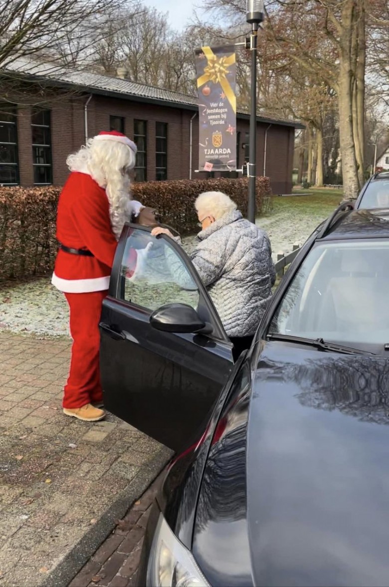 kerstman ontvangt bij auto