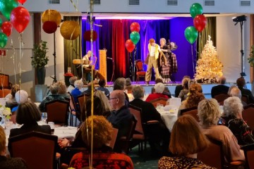 Theatrale kerstlunch voor ouderen