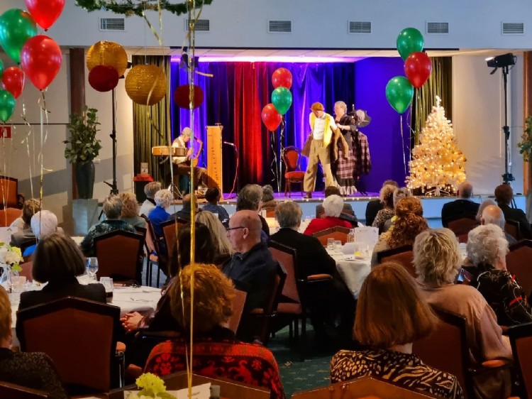 Theatrale kerstlunch voor ouderen