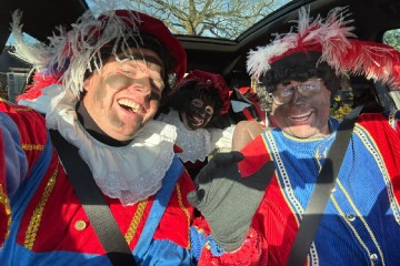 Pieten brengen cadeautjes rond