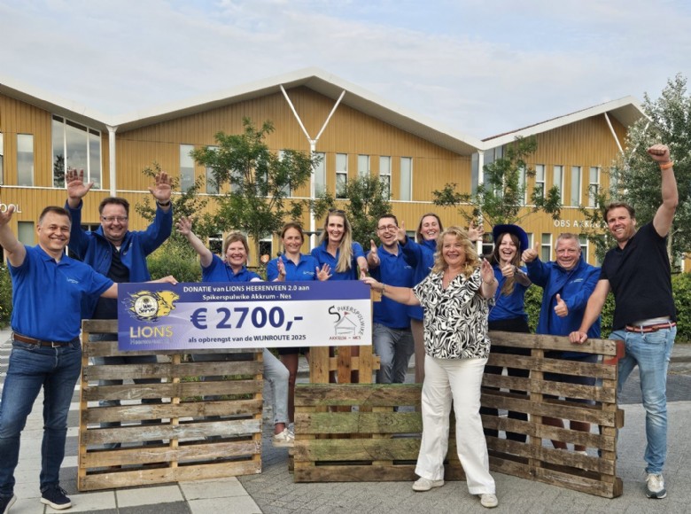 2025-07-14 overhandiging staand