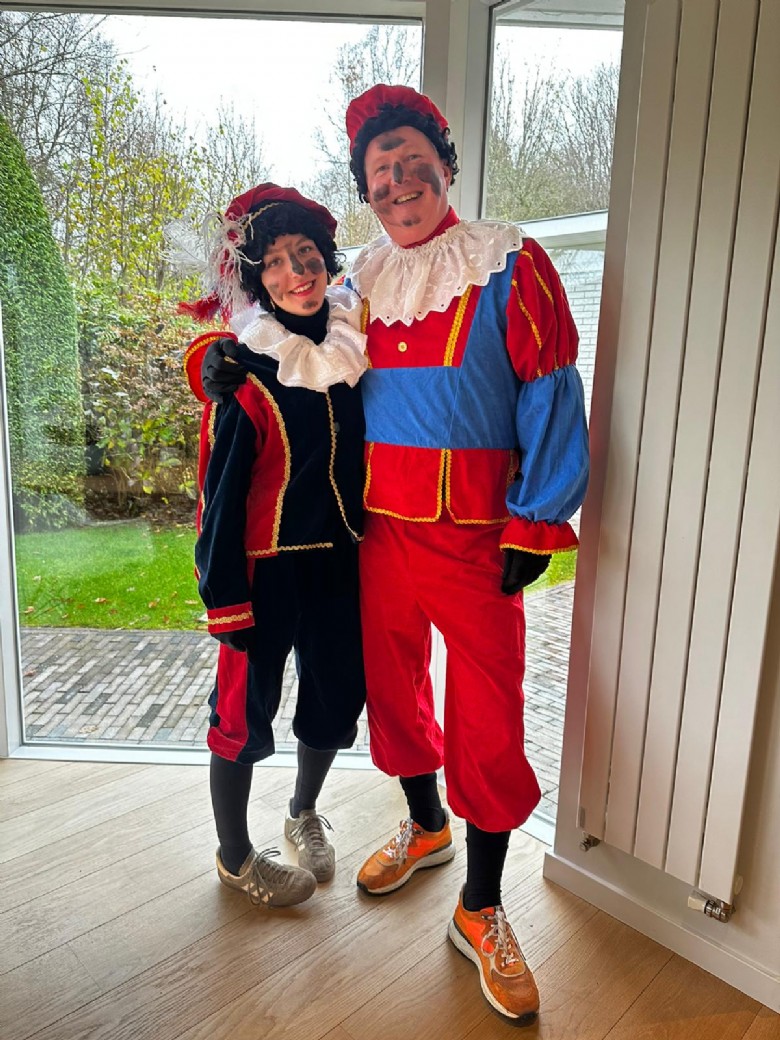 2025-11-29 Pieten brengen cadeaus (1)