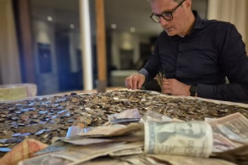 Een tafel vol geld uit 58 landen!